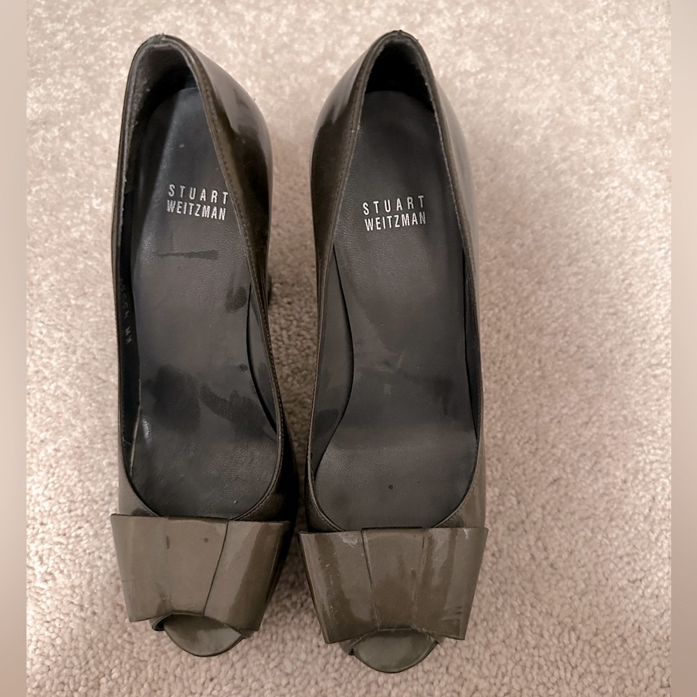 Stuart Weitzman patent leather pewter peep toe pumps with bow detail at toe